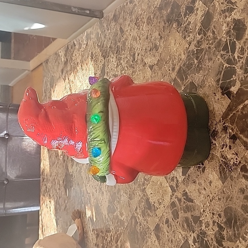 12" Nostalgic Ceramic Figure - Gnome with Wreath - Picture 8 of 10